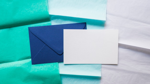 Envelope na linha de papel gradiente