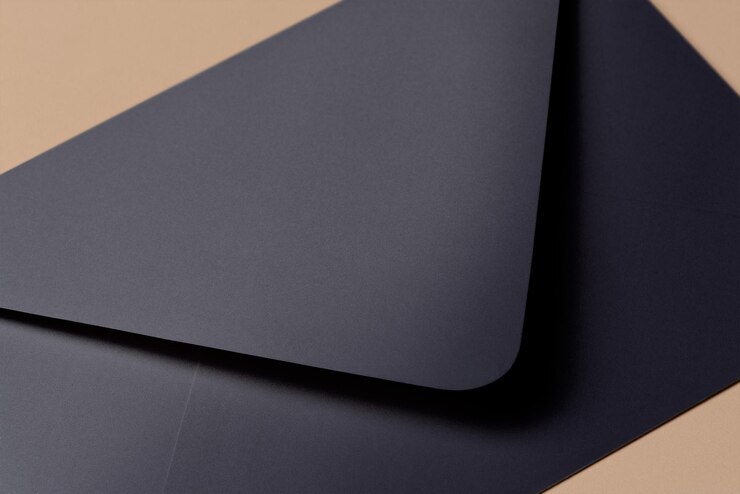 Foto grátis envelope preto, papelaria comercial com espaço de design em branco