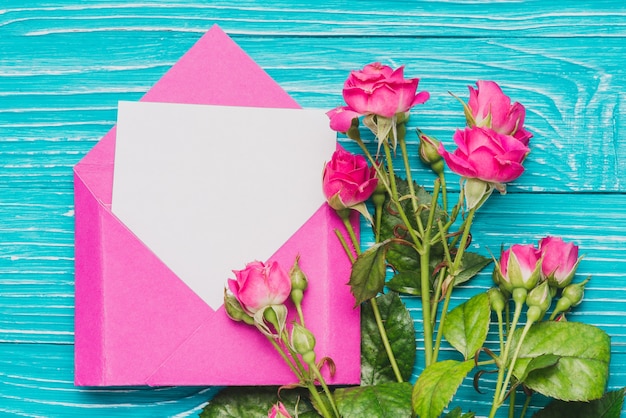 envelope rosa com nota em branco e decoração floral