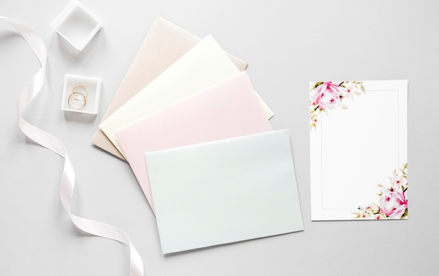 Foto grátis envelopes com convite de casamento