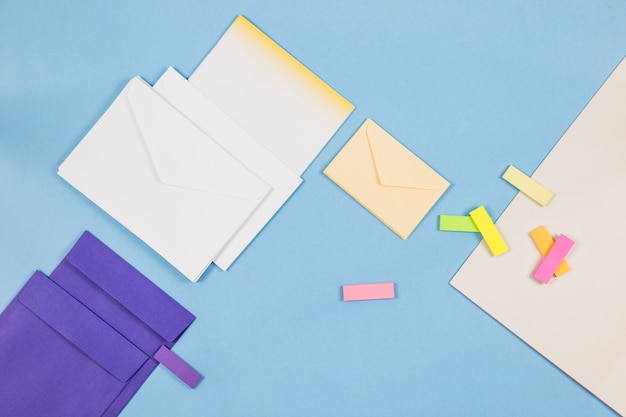 Envelopes com etiquetas de papel na mesa