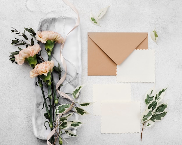 Envelopes de convite de casamento vista superior com flores