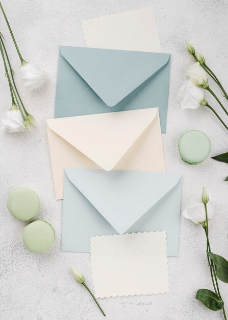 Envelopes de convite de casamento vista superior com flores