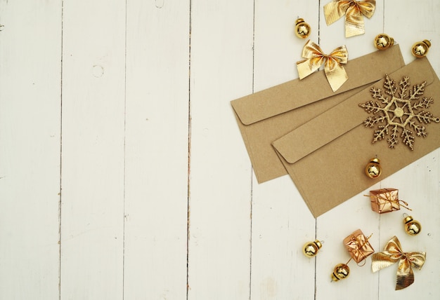 Foto grátis envelopes e decorações dourados