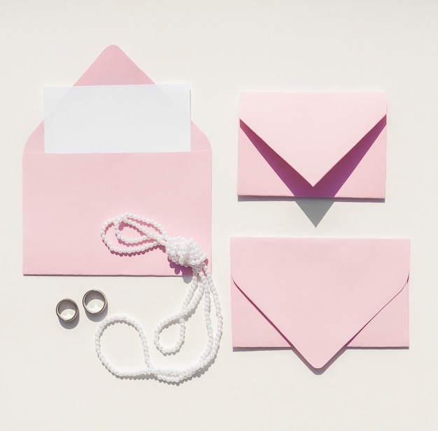 Envelopes rosa vista superior para convites de casamento