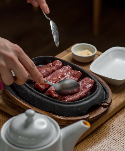 envoltórios de carne frita em panela oval de ferro fundido