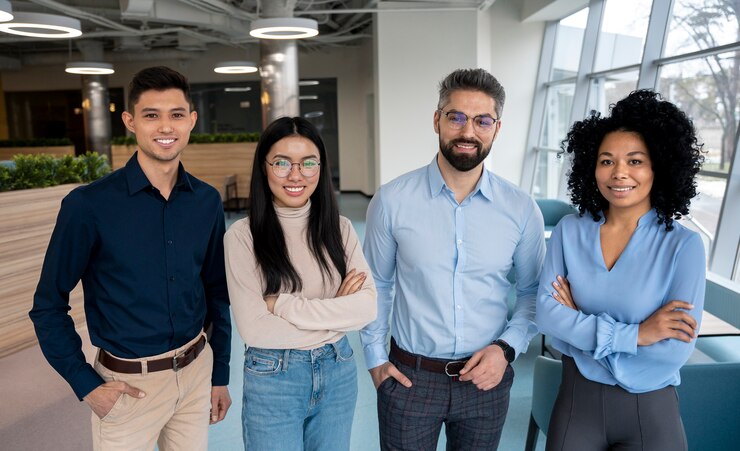 Foto grátis equipa a trabalhar em conjunto num projecto