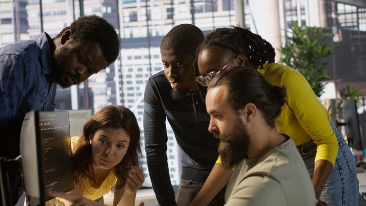 Foto grátis equipa de engenheiros de software fazendo brainstorming no escritório