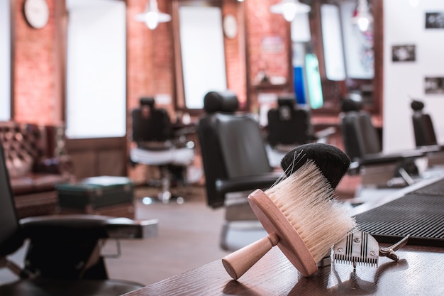 Equipamento de barbearia na mesa de madeira