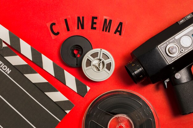 Equipamento de cinema plana leigos na mesa