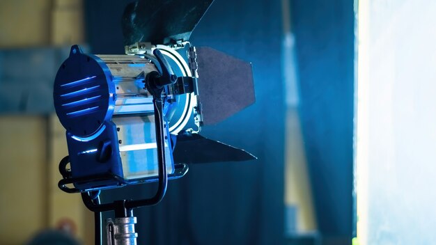 Equipamento de iluminação profissional no cenário do filme com fumaça no ar