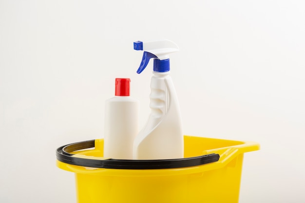 Equipamento de limpeza no balde
