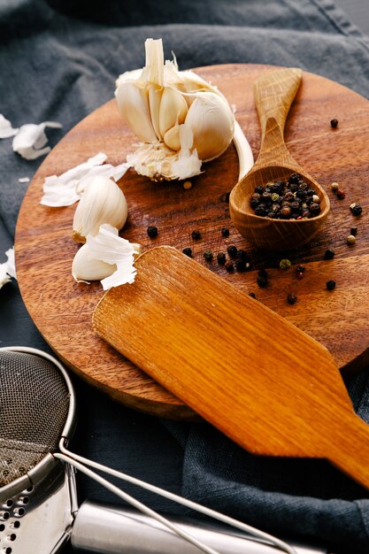 Equipamento de madeira no balcão da cozinha com especiarias