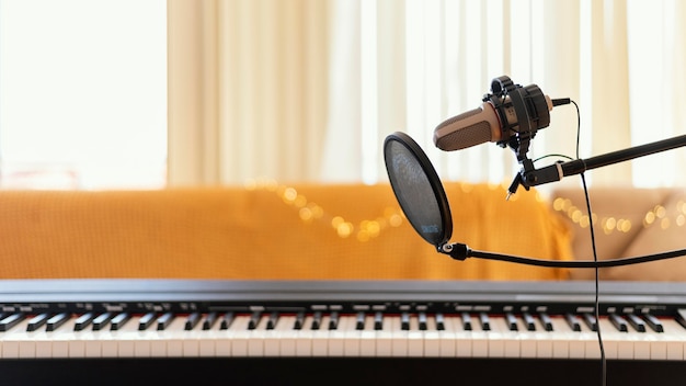 Foto grátis equipamento de produção musical em ambientes fechados