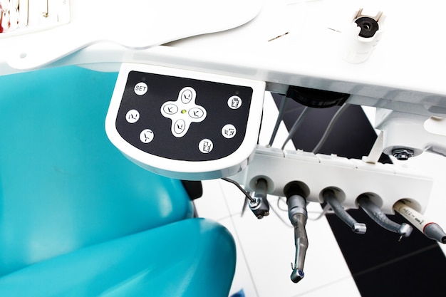 Foto grátis equipamento e instrumentos dentários no consultório do dentista. ferramentas de close-up.