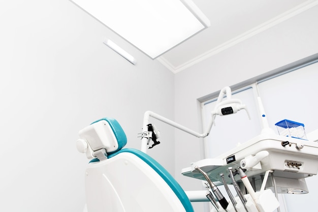 Equipamento e instrumentos dentários no consultório do dentista. Ferramentas de close-up.
