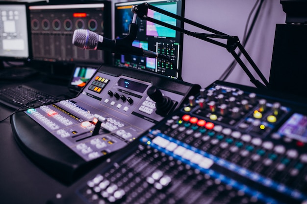 Equipamento em uma sala de gravação musical vazia