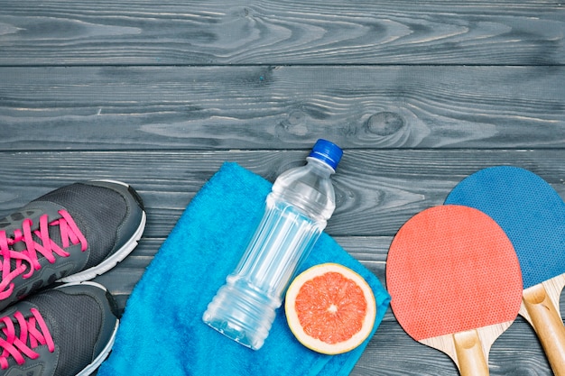 Foto grátis equipamentos de esporte para tênis de mesa e comida saudável