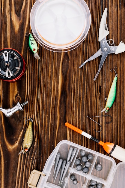 Equipamentos de pesca na textura de fundo de madeira