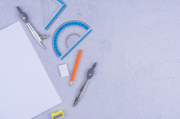 Foto grátis equipamentos escolares e de escritório isolados na superfície cinza