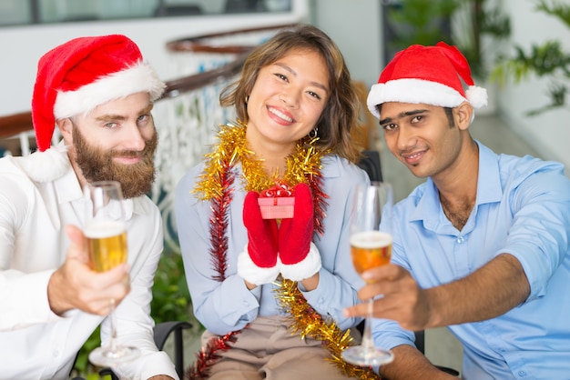 Equipe alegre negócios unidos se divertindo