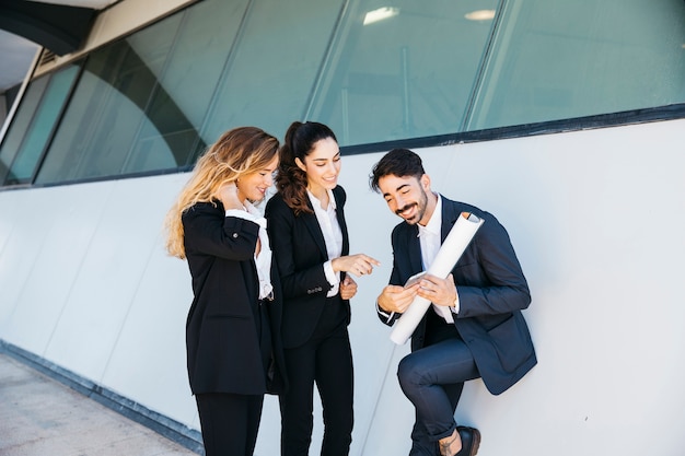 Foto grátis equipe amigável de arquitetos