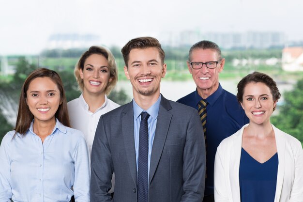 Equipe bem sucedida do negócio que sorri na câmera