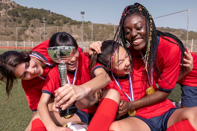 Equipe comemorando a vitória da taça de prata