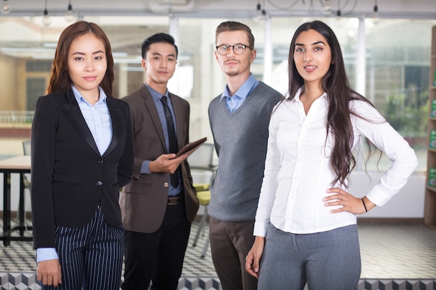 Equipe confiável do negócio novo de quatro pessoas