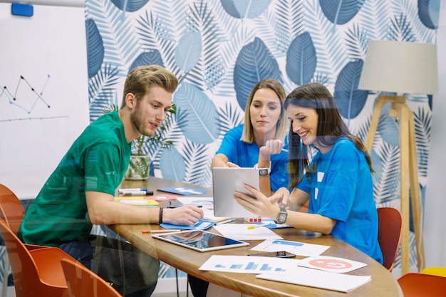 Foto grátis equipe criativa tendo discussão sobre o aplicativo de mídia social