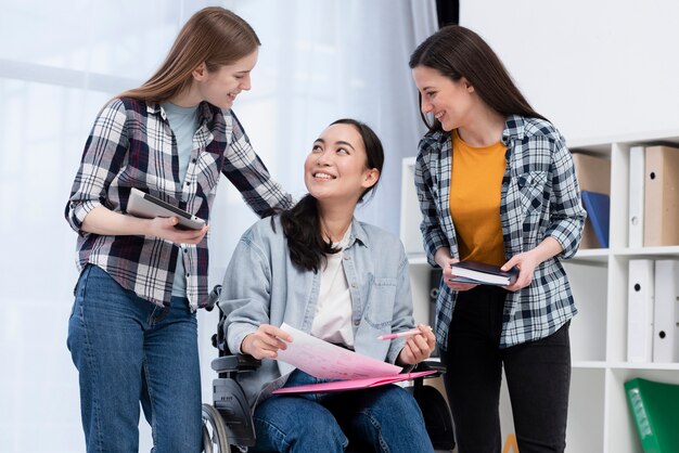 Equipe de apoio a mulher inválida