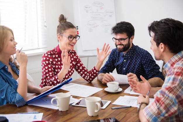 Foto grátis equipe de colegas de trabalho trabalhando. conceito de brainstorming