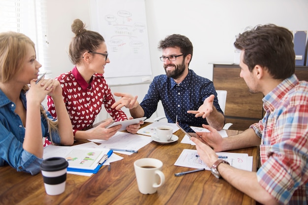 Equipe de colegas de trabalho trabalhando. Conceito de brainstorming