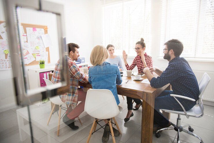 Foto grátis equipe de colegas de trabalho trabalhando. conceito de brainstorming