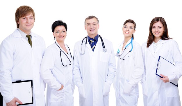 Equipe de diversidade de cinco médicos felizes e bem-sucedidos juntos
