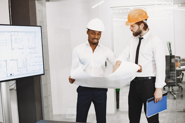 Equipe de empresários em grupo. Arquiteto e engenheiro. Parceiros internacionais.