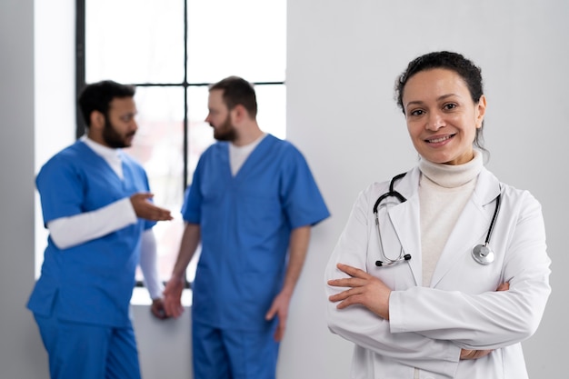 Equipe de enfermeira e médico pronta para o dia do trabalho