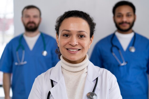 Equipe de enfermeira e médico pronta para o dia do trabalho