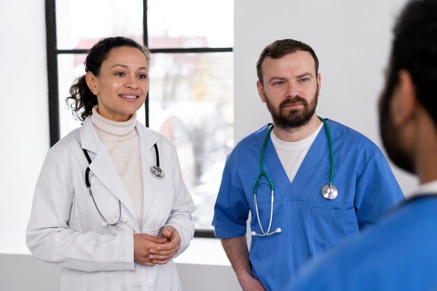 Equipe de enfermeira e médico pronta para o dia do trabalho