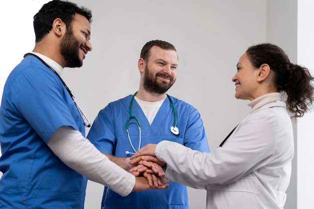 Equipe de enfermeira e médico pronta para o dia do trabalho