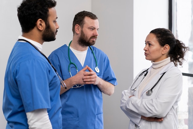 Equipe de enfermeira e médico pronta para o dia do trabalho