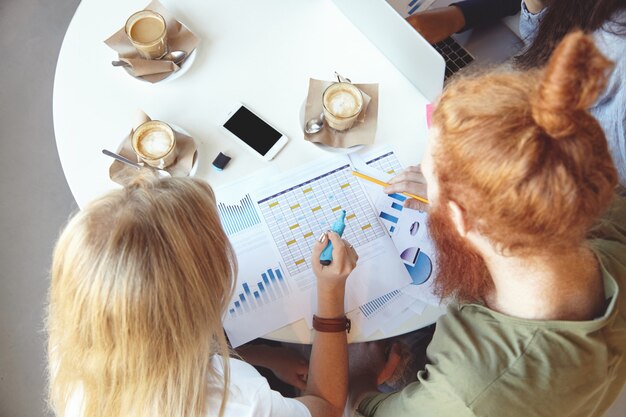 Equipe de jovens colegas se reunindo no café