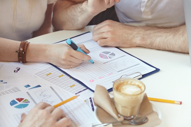 Equipe de jovens colegas se reunindo no café