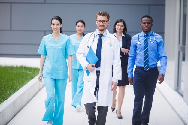 Equipe de médicos caminhando em uma fileira