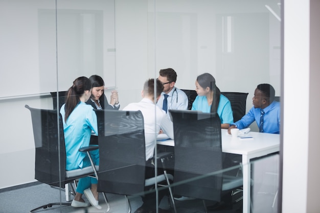 Equipe de médicos em reunião