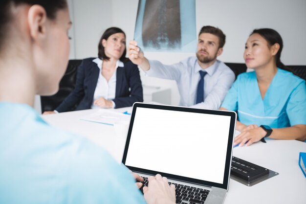 Equipe de médicos em reunião