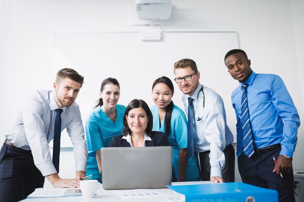 Equipe de médicos sorrindo na sala de conferências