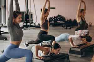 Foto grátis equipe de meninas exercitando aeróbica juntos no ginásio