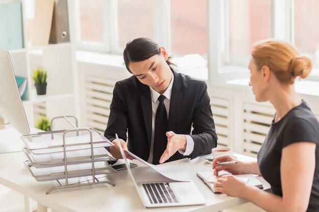 Equipe de negócios, analisando os resultados do trabalho