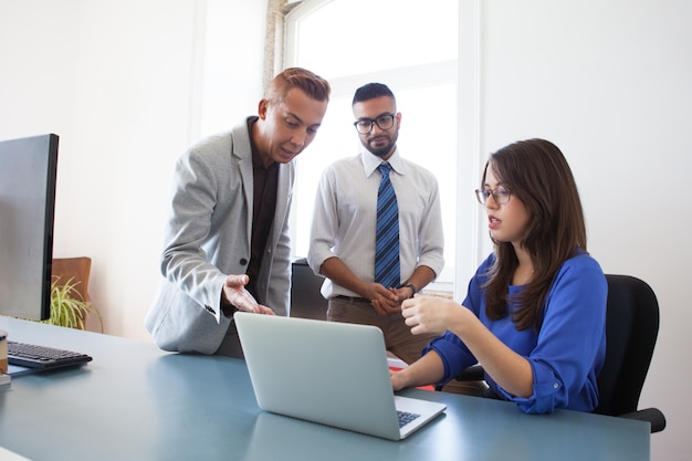 Equipe de negócios bem-sucedida trabalhando em um novo projeto